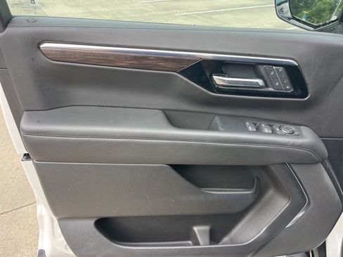 Used 2025 Chevrolet Suburban Z71 AWD/4WD image 15