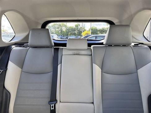 Used 2021 Toyota RAV4 XLE Premium image 19