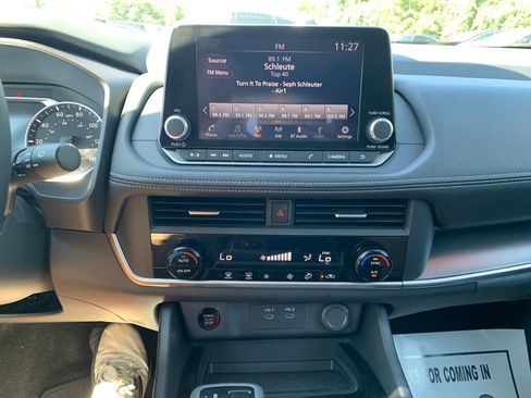 Used 2025 Nissan Rogue SV FWD image 19