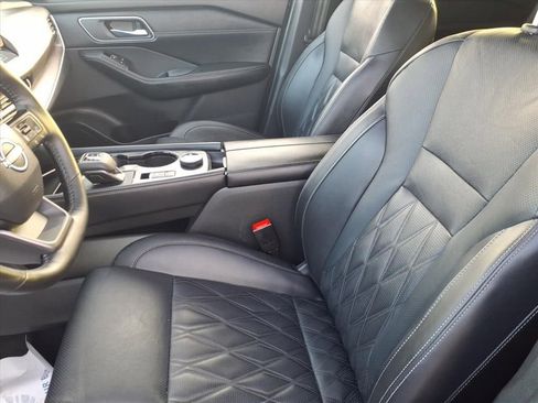 Used 2025 Nissan Rogue Platinum w/ Tech Package image 12