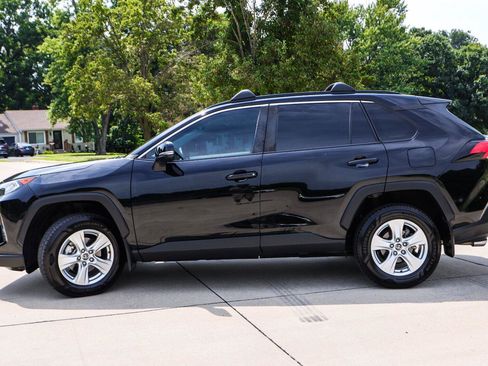 Used 2020 Toyota RAV4 XLE w/ XLE Grade Weather Package AWD/4WD image 4