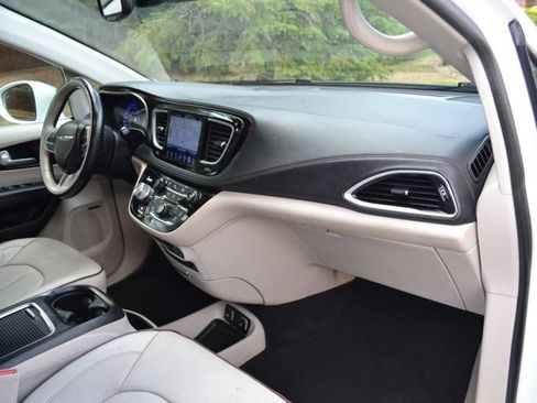 Used 2017 Chrysler Pacifica Limited FWD image 25