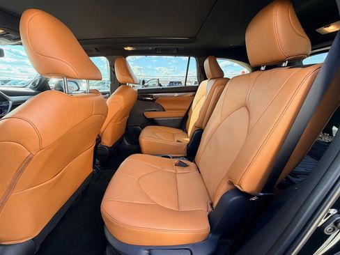 Used 2024 Toyota Highlander Platinum image 22