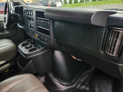 Used 2018 Chevrolet Express 2500 w/ Driver Convenience Package RWD image 33