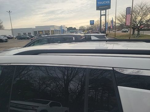 Used 2025 Chevrolet Traverse LT image 16