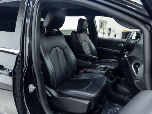 Used 2025 Chrysler Pacifica Select FWD image 25