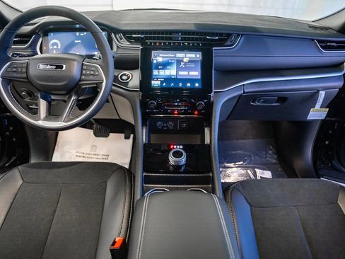 New 2025 Jeep Grand Cherokee Altitude image 19