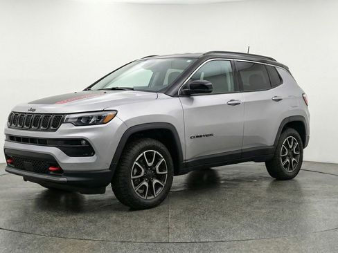 Used 2025 Jeep Compass Trailhawk image 3