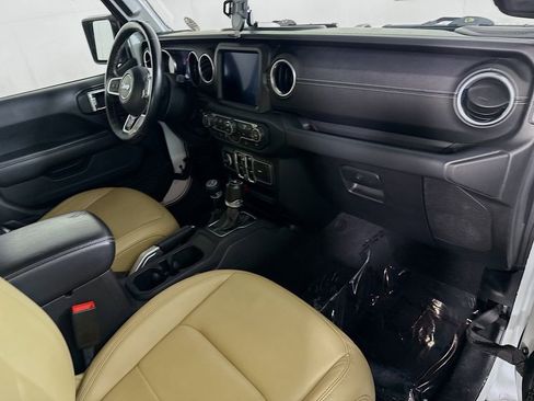 Used 2018 Jeep Wrangler Unlimited Sahara AWD/4WD image 30