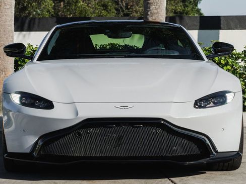 Used 2019 Aston Martin V8 Vantage Coupe image 3