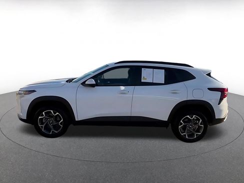 Used 2025 Chevrolet Trax LT image 9