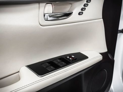 Used 2018 Lexus ES 300h w/ Navigation Package image 11