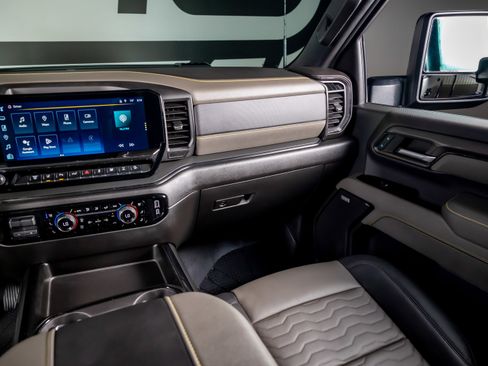 Used 2024 Chevrolet Silverado 2500 ZR2 w/ Technology Package image 7