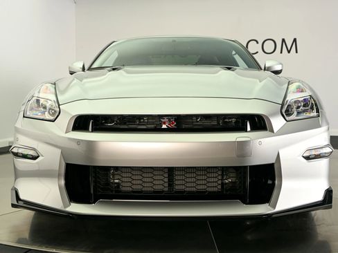 Used 2024 Nissan GT-R Premium w/ Floor Mat Package AWD/4WD image 7