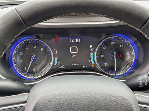 Used 2024 Chrysler Pacifica Touring-L image 20