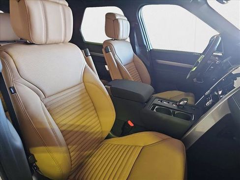 New 2025 Land Rover Discovery Dynamic SE image 9