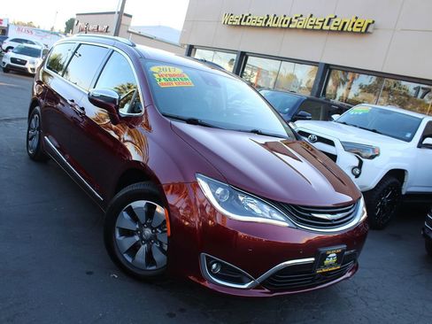 Used 2017 Chrysler Pacifica Platinum image 45