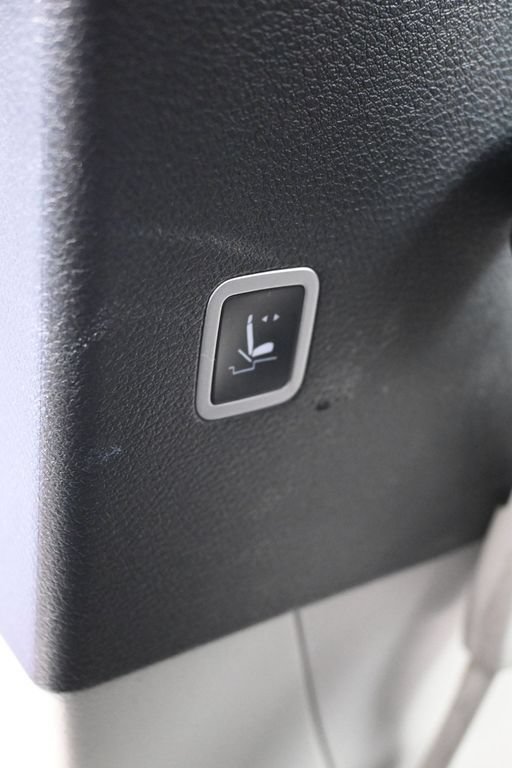 Used 2023 Chrysler Pacifica Touring-L FWD image 25