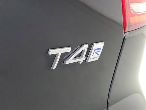 Used 2020 Volvo XC40 T4 R-Design w/ Advanced Package image 10