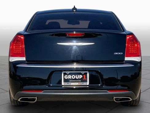 Used 2021 Chrysler 300 Touring w/ Chrome Appearance Package RWD image 5