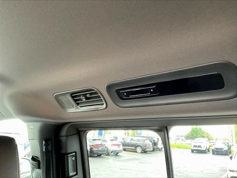 Used 2025 Volkswagen ID. Buzz Pro S RWD image 10
