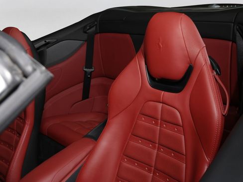 Used 2019 Ferrari Portofino RWD image 39
