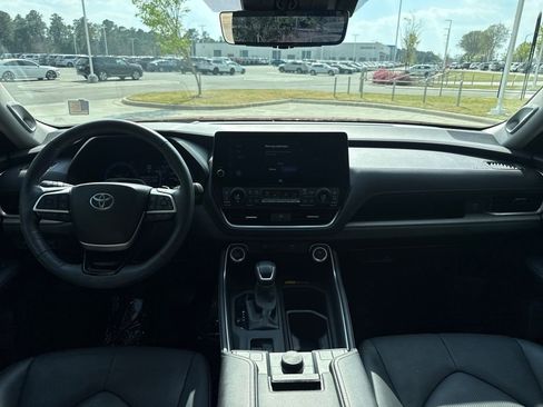 Used 2024 Toyota Grand Highlander AWD image 17