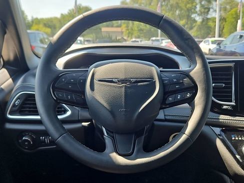 Used 2025 Chrysler Pacifica Limited FWD image 15