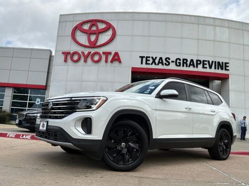 Used 2024 Volkswagen Atlas SE FWD image 2