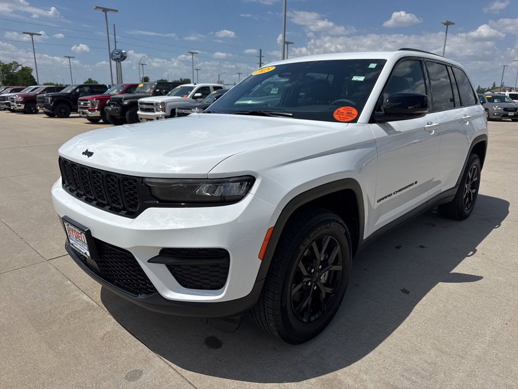 Certified 2025 Jeep Grand Cherokee Altitude AWD/4WD image 24