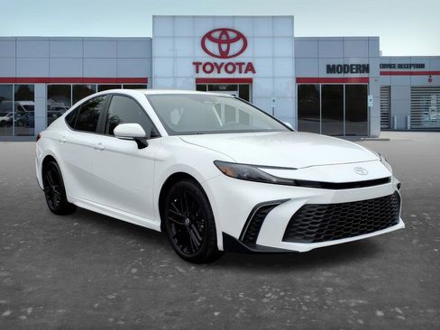 Certified 2025 Toyota Camry SE w/ Convenience Package image 8