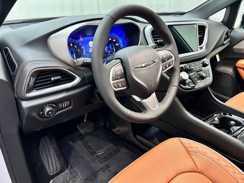 New 2026 Chrysler Pacifica Pinnacle image 10
