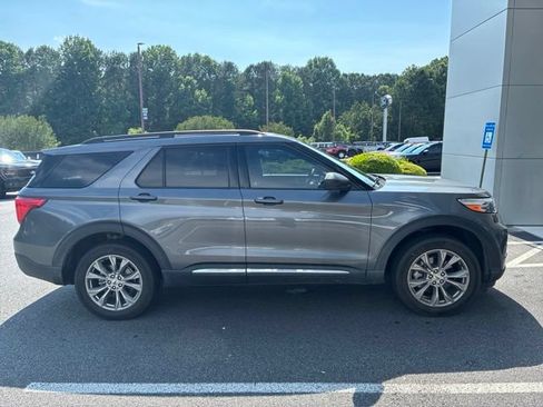 Used 2022 Ford Explorer XLT w/ Equipment Group 202A AWD/4WD image 5
