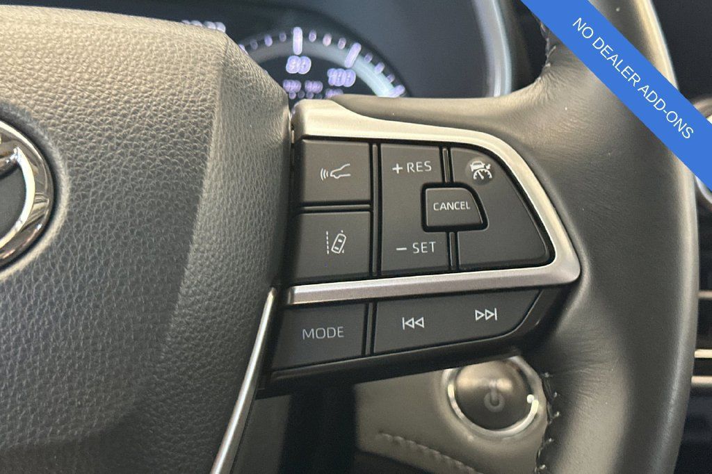 Used 2023 Toyota Highlander XLE AWD/4WD image 27