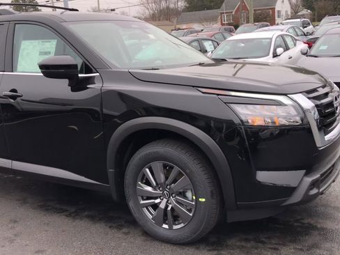 New 2025 Nissan Pathfinder SV image 2
