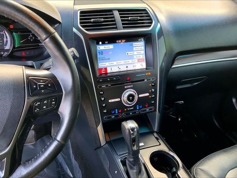 Used 2017 Ford Explorer Limited w/ Equipment Group 301A FWD image 5