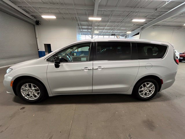 Used 2024 Chrysler Pacifica Touring-L FWD image 6