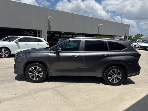 Used 2025 Toyota Highlander XLE FWD image 9