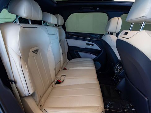 Used 2022 Bentley Bentayga AWD/4WD image 28