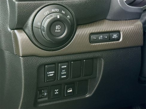 Used 2024 Nissan Titan PRO-4X image 20