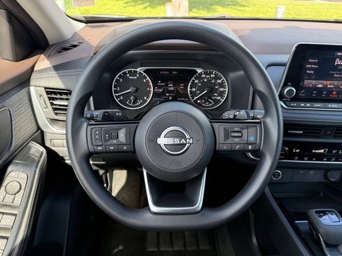 Used 2023 Nissan Rogue SV FWD image 9