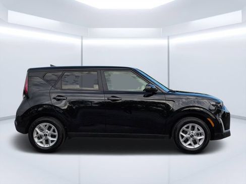 Used 2025 Kia Soul LX w/ LX Technology Package FWD image 2