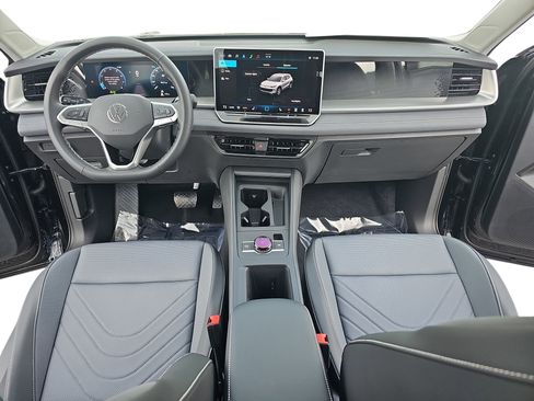 Used 2025 Volkswagen Tiguan SE image 9