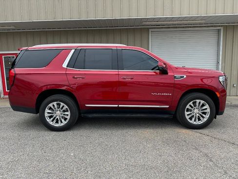 Used 2023 GMC Yukon SLT w/ SLT Premium Package image 2