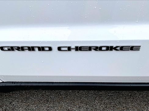 Used 2021 Jeep Grand Cherokee Laredo image 31