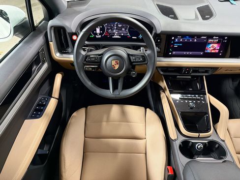 Used 2025 Porsche Cayenne image 17