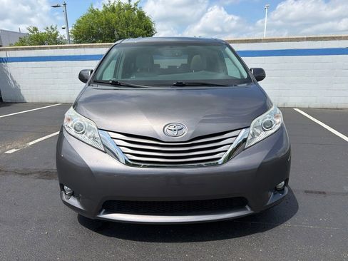 Used 2017 Toyota Sienna XLE Premium FWD image 8