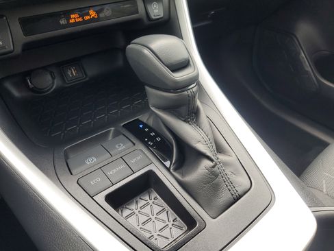 Certified 2025 Toyota RAV4 XLE w/ Convenience Package image 31