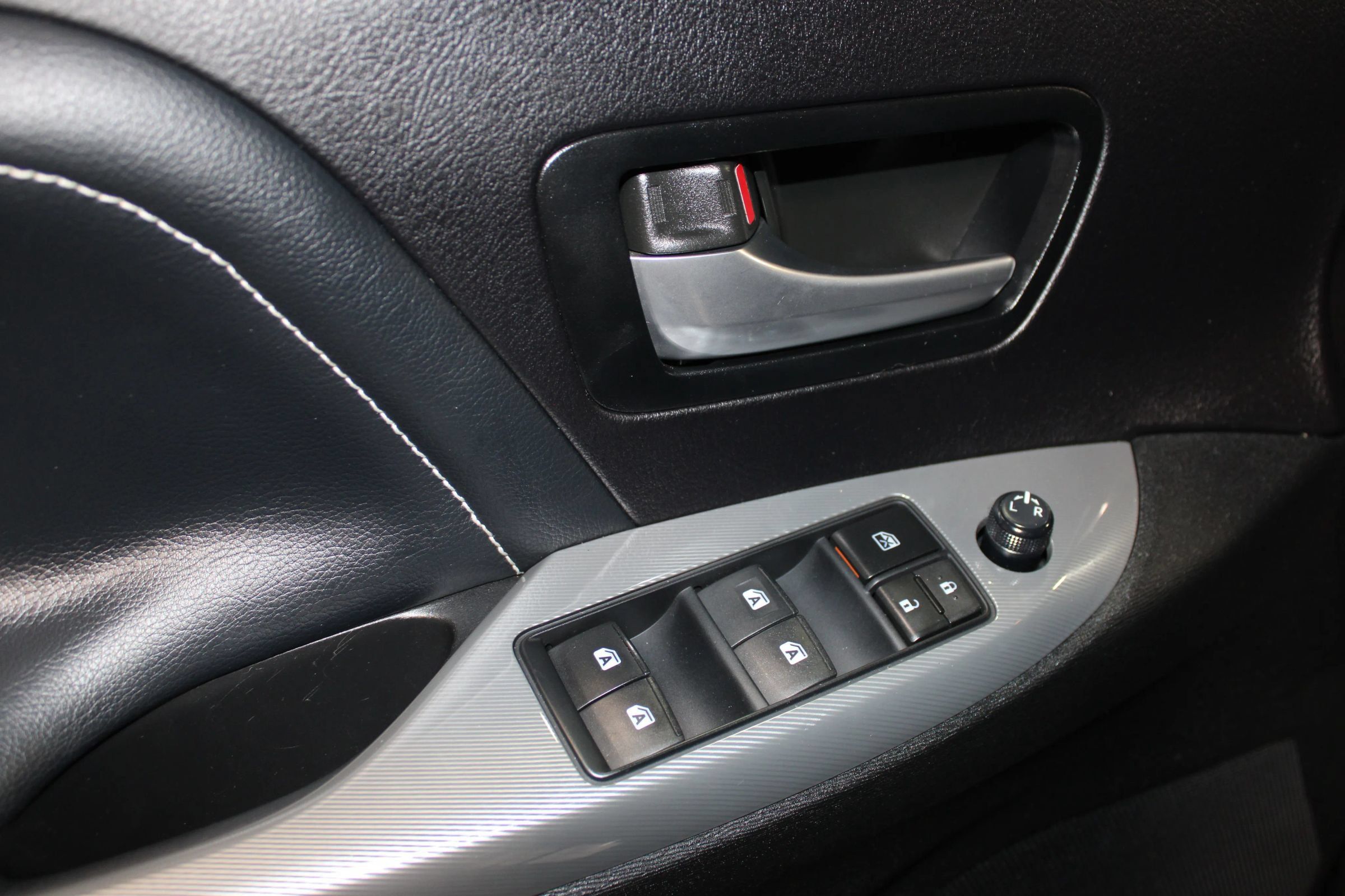 Used 2015 Toyota Sienna SE w/ SE Preferred Package FWD image 12