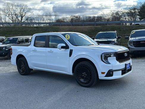 Used 2025 Ford Maverick Lobo image 2